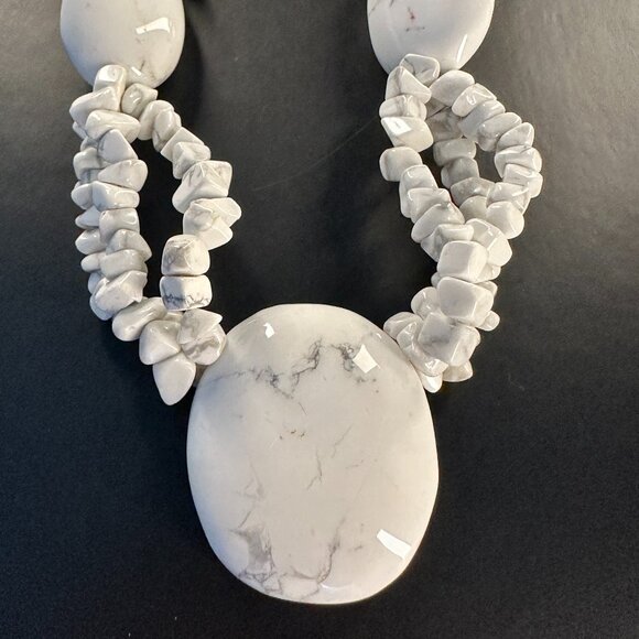 🤍 18” White Howlite Double-Strand Statement Necklace – Polished Gemstones - Picture 2 of 3